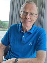 Couple seeking social connection in Barcelona