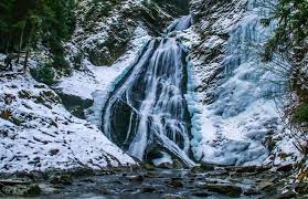 Traseul continua in amonte spre cascada duruitoarea (20 metri inaltime), unde este amenajat un loc de popas. 10 Cascade Din Romania La Care Trebuie SÄƒ Ajungi MÄƒcar O DatÄƒ Momondo DescoperÄƒ