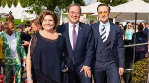 Joe laschet, modeblogger und sohn des ministerpräsidenten von nrw, hat offenbar den kontakt zwischen dem vater und van laack. Wie Armin Laschets Sohn Johannes Der Firma Van Laack Half Stern De