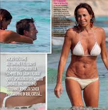 La senatrice del movimento 5 stelle barbara lezzi è la ministra del sud proposta da luigi di maio e matteo salvini nella lista dei ministri. Cristina Parodi Atomica In Bikini A 55 Anni Topless E Fisico Mozzafiato Foto