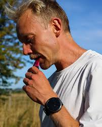 Happy to annonce that I have signed with @nike 🫶🏻 I have used the shoes,  tested them in the lab, won races in them, beaten records in them and now I  get