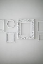Le Cornici Piu Belle Per Arredamento Moderno Idee Per Cornici Cornici Shabby Chic Parete Incorniciata