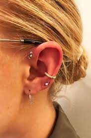 I Tried The Curated Ear Trend It Made Me Fall In Love With All My Old Piercings Ear Trends Earings Piercings Ear Piercings