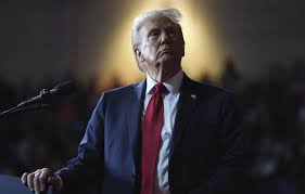 Трампа осяяло  в Соборі Паризької Богоматері - світлий знак миру