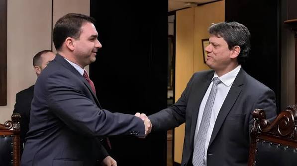 Flávio Bolsonaro e Tarcísio de Freitas em evento político em São Paulo