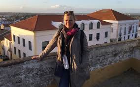 Jedna blondýnka s většími proporcemi, druhá křehounká brunetka. S Muzem Mame Kazdy Svuj Zivot Zijeme V Ere Soliteru Dcera Ivy Janzurove O Svem Manzelstvi Nadvaze Mizernem Skolstvi A Co Vznikne Z Krepaku A Rulicky Od Toaletaku Krajske Listy Cz