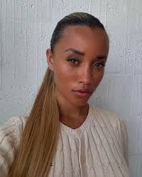 Elle Smith (@officialellesmith) • Instagram photos and videos