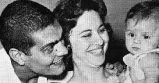 يذكر أن الفنانة فاتن حمامة أنجبت ابنتها الأولى والكبيرة نادية من زوجها المخرج عز الدين ذو الفقار، وكانت نادية وحتى آخر ظهور علامي لها تشبه والدتها إلى حد كبير. 10 ØµÙˆØ± Ù†Ø§Ø¯Ø±Ø© Ù„Ø¹Ù…Ø± Ø§Ù„Ø´Ø±ÙŠÙ ÙÙ‰ Ø´Ø¨Ø§Ø¨Ù‡ ÙˆÙ…Ø¹ ÙØ§ØªÙ† Ø­Ù…Ø§Ù…Ø© Ø§Ù„ÙŠÙˆÙ… Ø§Ù„Ø³Ø§Ø¨Ø¹