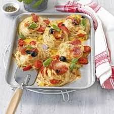 Spaghetti Pizza Mit Schwarzen Oliven Rezept Lebensmittel Essen Rezepte Essen