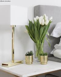 goldene details in diesem wunderschonen schlafzimmer sorgen goldene deko pieces und frische blumen fur das aufbewahrung wohnzimmer wohnzimer nachttisch grau