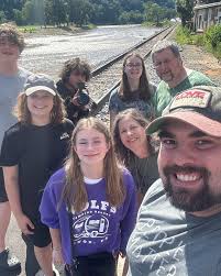 This week Amanda brings you the taste of Maryland's Eastern shore with a  hot, bubbly and creamy crab dip... along with toasted crostini to scoop up  all that cheesy crab goodness! Enjoy...