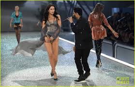 Remember when, two years ago, bella hadid and the weeknd (aka abel tesfaye) awkwardly reunited on the victoria's secret runway just weeks after they broke up? Video Bella Hadid Reunites With The Weeknd On Vs Fashion Show Runway Photo 1055849 2016 Victoria S Secret Fashion Show Bella Hadid The Weeknd Pictures Just Jared Jr
