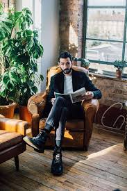 La compensée dans tous ses états en version sandale, bottine, basket ou escarpin, la chaussure à talon compensé arbore ce même talon massif audacieux. Chaussure Compensee Homme Sans Talon Haut Apparent Mario Bertulli