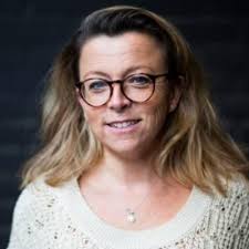 Très heureuse de vous annoncer que ma période d'essai chez IPG Mediabrands  a été confirmée. Je peux maintenant dire que j'ai signé mon premier CDI !  Merci à Cindy Mayeux d'avoir été