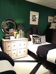 Die Wande Von British Racing Green Bilden Einen Schonen Kontrast Zu Den Weissen Und Schwarzen Green Bedroom Walls Bedroom Green White Home Decor