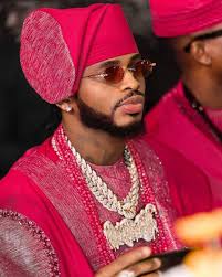 This broke my heart💔😭… A beautiful baby girl saying goodbye to her twin  sister after a sudden tragedy in the bathroom. Life is so fragile. Drop a  'RIP' to honor this little