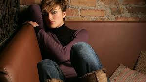 Keira knightley was at the la premiere of pirates of the caribbean dead man's chest in disneyland, los angeles, ca on june 24, 2006. Hd Wallpaper Keira Knightley Brunette Brown Eyes Jeans Sweater Short Hair Boots Sitting Couch Pants Wallpaper Flare