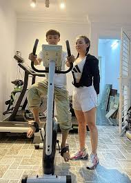 Giọng ca nhí rất hồi hộp trong lần đầu được đi mỹ cùng mẹ nuôi. 9fpajsooymt0tm