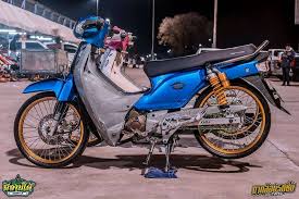 Probo bersama saudaranya yang juga sedang merestorasi honda astrea grand. Edan Motor Mirip Astrea Grand Aja Dikasih Baju Karbon Dan Sokbreker Ohlins Gridoto Com