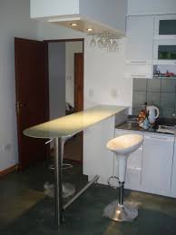 Lo último en barras de bar y muebles bar para tu salón o comedor en tiendas on: Mesadas De Vidrio Para Cocina Con Vinilos Buscar Con Google Decoracion Barra De Cocina Barra Desayunador Cocina Diseno De Interiores De Cocina