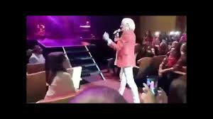 El artista había bajado a cantar entre el público porque estaba actuando en un espectáculo organizado. Murio Sergio Denis A 14 Meses De Su Caida Del Escenario Video De La Dramatica Caida Youtube