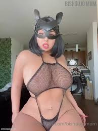 BishoujoMom, vestida de Catwoman, aprieta sus pechos y se chupa los dedos  de forma seductora