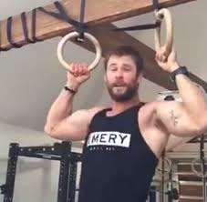 Freund was diagnosed with bone cancer, and lost his leg while still a student. Heisses Workout Chris Hemsworth Lasst Die Muskeln Spielen