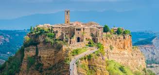 Le village se trouve au sommet d'un éperon rocheux qui domine deux profonds ravins creusés par l'érosion. Civita Di Bagnoregio Lazio Town That Refuses To Die Wanted In Rome