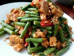 Sajikan menu tumis kacang panjang kecap untuk sayuran bekal makan siang ke kantor. Menu Makan Siang Sederhana Tumis Kacang Panjang Jamin Bikin Nagih Indozone Id