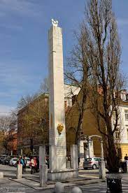  Ljubljana, Ilirski Steber, znak na vrhu polmesec s tremi zvezdicami, vir Kraji.eu