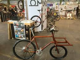 In diesem video zeigen wir, wie man mit alten fahrradschläuchen die ladefläche eines omnium cargo so weben kann, dass es aussieht wie vom meister persönlich. Hipster Hub Omnium Cargo Bikes With A Purpose Facebook