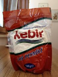 Tuzsuz lor peynirinin 100 gramı ortalama 72 kcal kalori sahibidir. Lor Peyniri