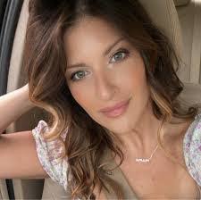 Amanda Kohlman's Instagram, Twitter & Facebook