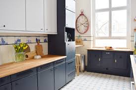 A clean dust free space to lay out the painted doors until the paint dries. How To Paint Laminate Kitchen Cabinets Tips For A Long Lasting Finsish