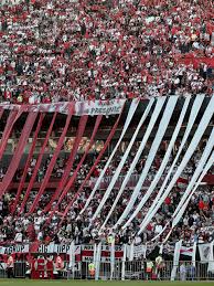 Depuis lors le stade a été peu modifié, sa capacité habituelle de 65 000 places pouvant monter à 76 600 pour les grands évènements, comme le superclásico opposant river plate à boca juniors. River Plate Vs Boca Juniors Is The Biggest Game In The History Of South American Football British Gq British Gq
