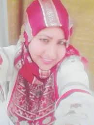 لما بتوحشيني بحط أيدي على قلبي كأني بضمك ليا.