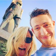 Why Bridesmaid-for-Hire Jen Glantz Lives in a New City Every 30 Days —  Postcard Academy