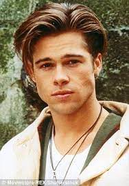 Twitter Erupts As Brad Pitt 52 Looks Super Youthful At The Globes Brad Pitt Hair 90s Hair Men Brad Pitt Young