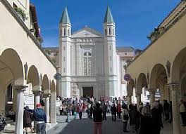 Tu sai che spesso la tristezza mi opprime, perché non so trovare la via d'uscita in tante situazioni dolorose, sia materiali che spirituali. Basilica Of Santa Rita Da Cascia Church In Umbria Italy