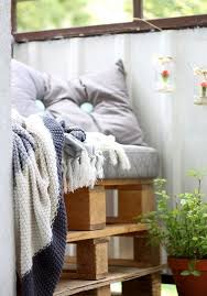Balkon Sofa Bauen Tipps Und Diy Ideen Fur Ein Sofa Aus Paletten Sofa Aus Paletten Balkon Sofa Mobel Fur Kleinen Balkon