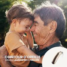 La Elliot. Un modèle géométrique en coloris spécial bleu transparent avec  verres assortis disponible uniquement chez Atol. Une forme géométrique au  look contemporain. Avec sa silhouette carrée, une monture fine en acétate