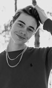 Polly Pierson's Instagram, Twitter & Facebook