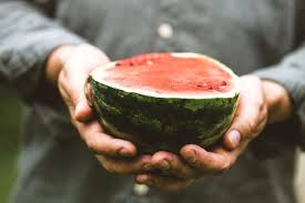 Mit dieser methode ist es aber am einfachsten sie zu essen und nichts wird verschwendet. Wassermelone So Wirkt Die Erfrischende Sommerfrucht Auf Den Korper Fit For Fun