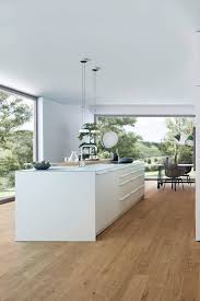 Weisse Kucheninsel Weisse Kochinsel Moderne Kuche Kuche Mit Insel Holzbod Weisse Kucheninsel Weisse In 2020 Kochinseln Kuche Mit Insel Kuchenstil