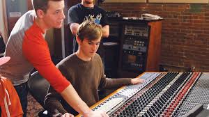 The three schools we'll take a look at offer top music production. Franklin Tn Music Production Schools Dark Horse Institute Audio Engineering Music Business School