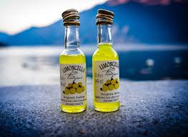 Oggi vi propongo la ricetta del limoncello fatto in casa, un liquore semplicissimo da preparare, dovete soltanto cercare limoni non trattati. Fare Il Limoncello Come Una Volta La Ricetta Originale Della Nonna