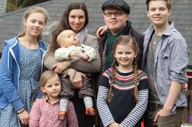 Neben ihrer musik war es auch der style der geschwister, der sie zum kult. Felhivta A Gyereket A Szinpadra Enekelni Gyermekmunka Miatt Megbuntettek Az Online Ferfimagazin