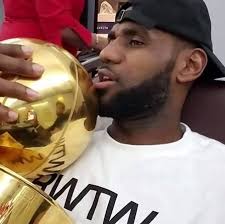 LeBron James posta vídeo com a taça de campeão da NBA: 'Eu te amo. Nunca  mais me deixe'