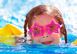 Wenn das kind zittert oder friert oder die lippen blaeulich werden, dann muss es sofort aus dem wasser und aufgewaermt werden. Mit Baby Ins Schwimmbad Dm Drogerie Markt Osterreich