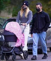 Sophie turner posted a mirror selfie three months after giving birth to her and joe jonas' daughter, willa — take a look. Joe Jonas And Sophie Turner Take Baby Willa Out For A Thanksgiving Stroll Aktuelle Boulevard Nachrichten Und Fotogalerien Zu Stars Sternchen